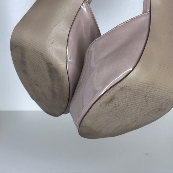 Nine West Nude platform pumps. Very comfortable. Slight scuffs - Picture 2 of 4